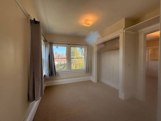 Building Photo - Great location and is just off the main St...