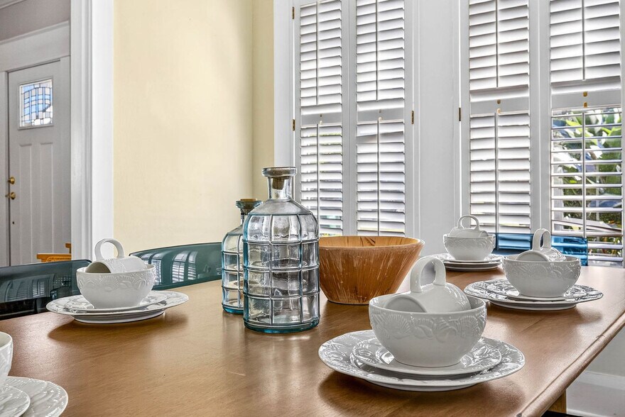 Building Photo - 3321 W San Juan St