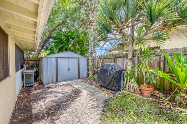 Building Photo - 404 S Caloosahatchee Ave