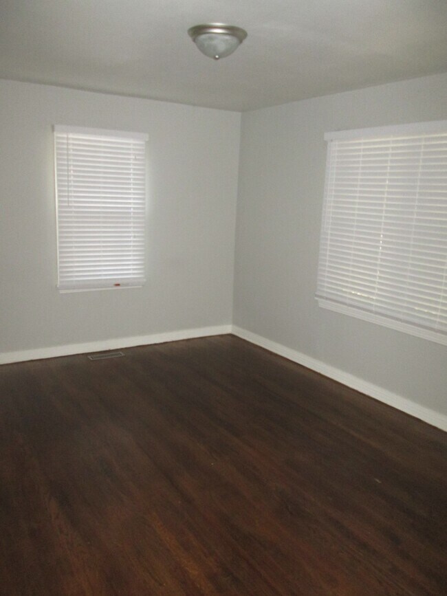 Building Photo - PRELEASING Early Aug 2026 -(3) Bed/(1) Bath Close to Campus! Pet Negotiable!