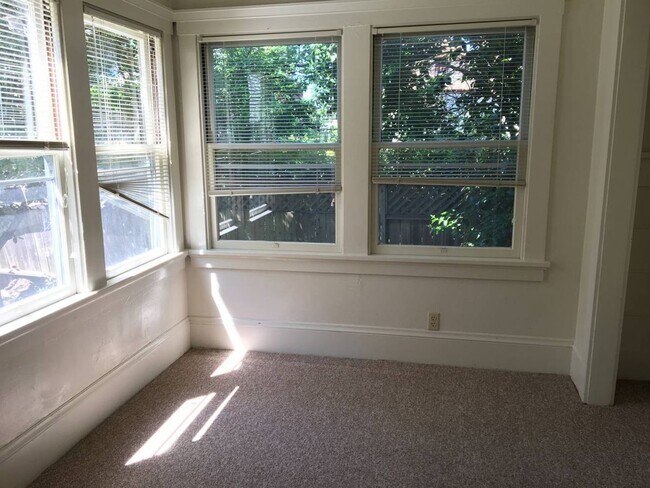 Building Photo - Elmwood Gem, and just off the main St. Great location and is just off the main St.