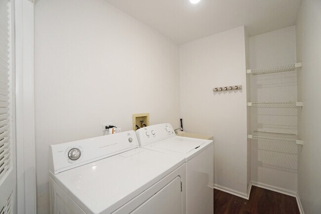Building Photo - 229 Willow Pkwy