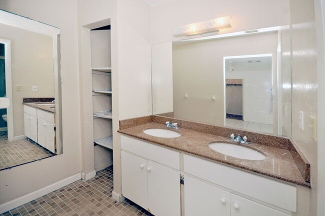 Building Photo - 4 Bedroom 1 1/2 Bathroom Single Family House