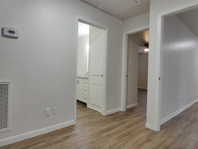 Building Photo - 610 Golfview Dr