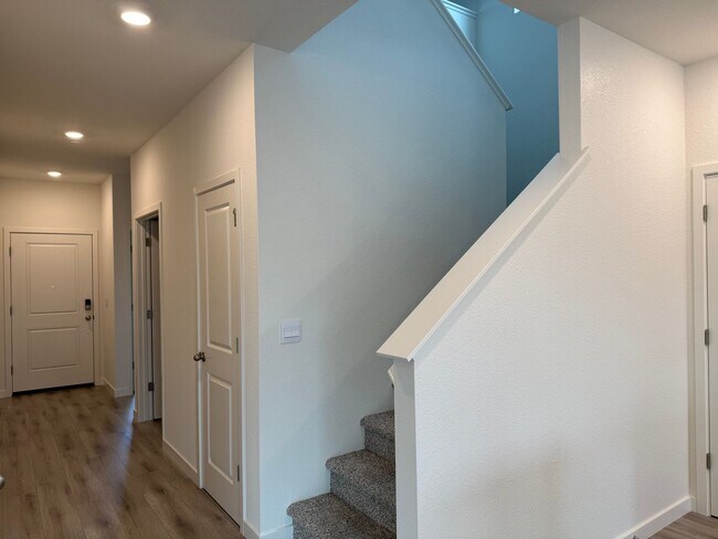 Building Photo - Beautiful 5 bed 3 bath located in West Ros...