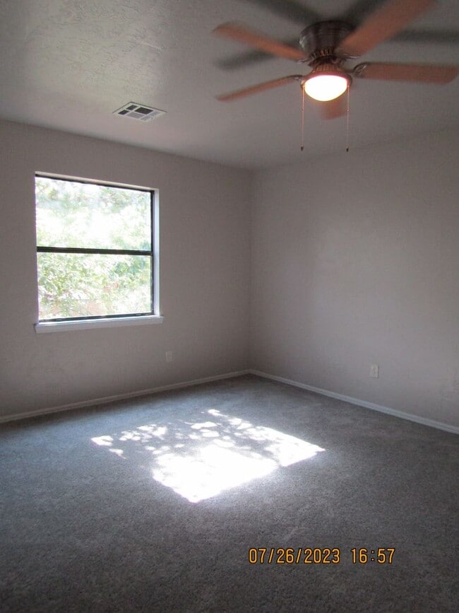 Building Photo - Very nice townhome located in the Heritage Park Area!