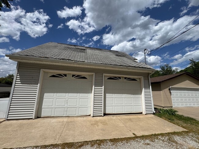 Building Photo - Charming 4 Bedroom Home in Convenient Rock Island Location