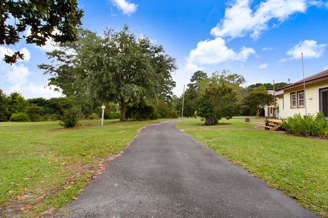 Building Photo - *FOR RENT* Beautifully Updated Home in Pri...