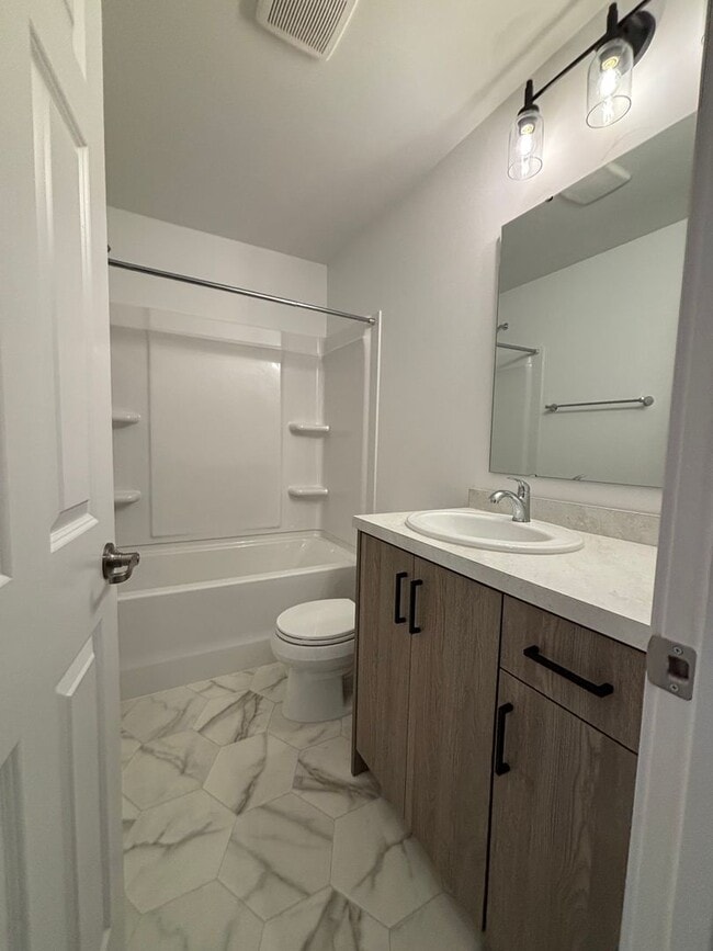 Building Photo - 3 Bed 3 Bath Townhome