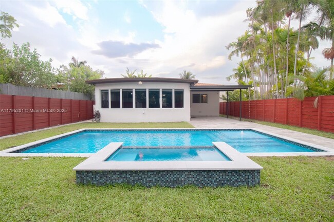 Building Photo - 3722 Royal Palm Ave