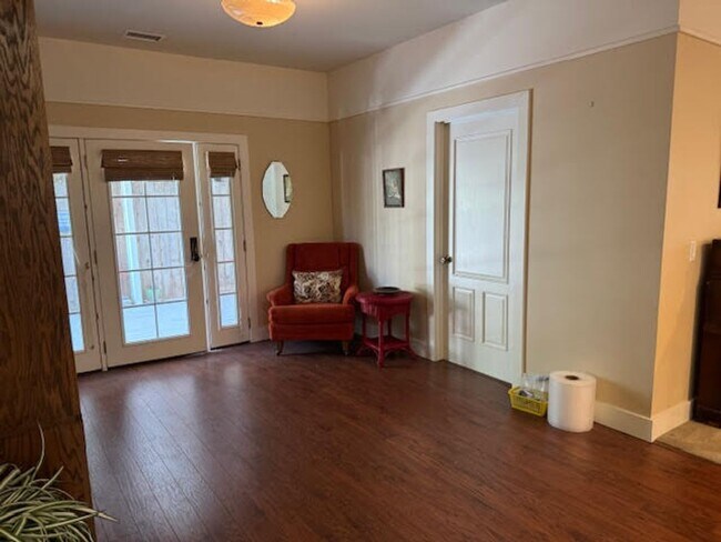 Building Photo - 2 bedrooms 2 bath
