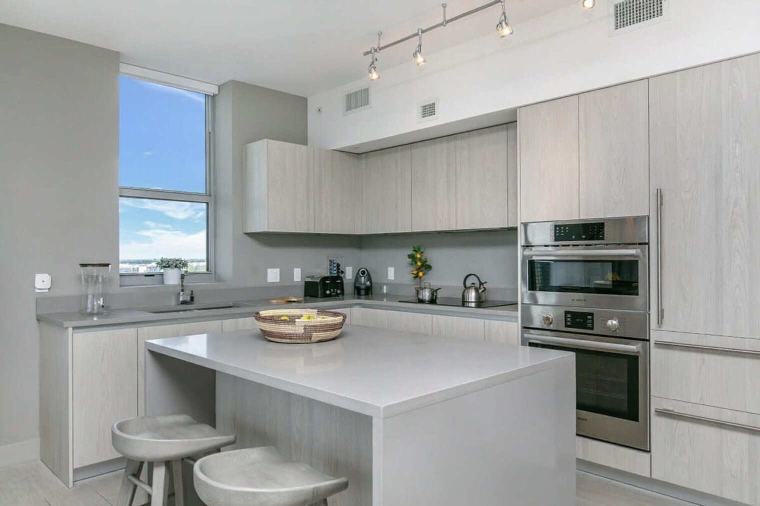 Building Photo - 4010 S Ocean Dr