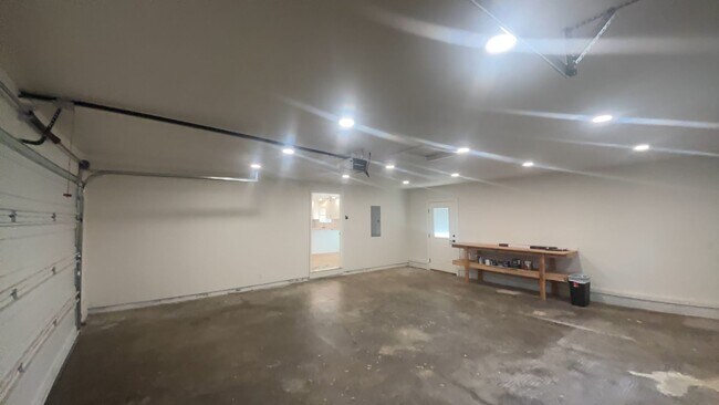 Building Photo - 535 Oak Terrace