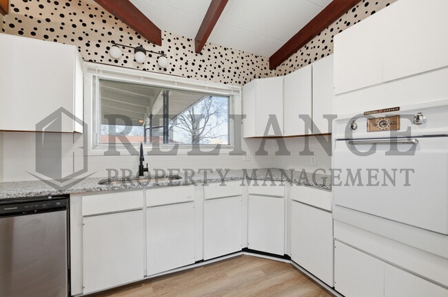 Building Photo - 2541 W Benjamin Dr