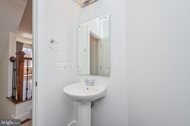 Building Photo - 8337 Looking Glass Way