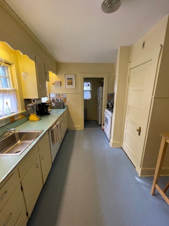 Building Photo - 1404 4th Ave