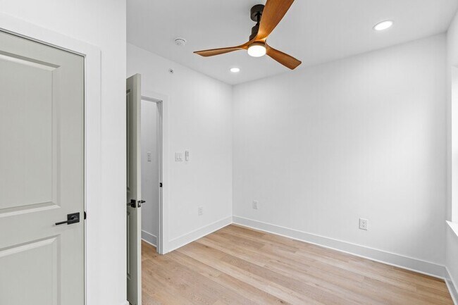 Building Photo - 6049 Elmwood Ave