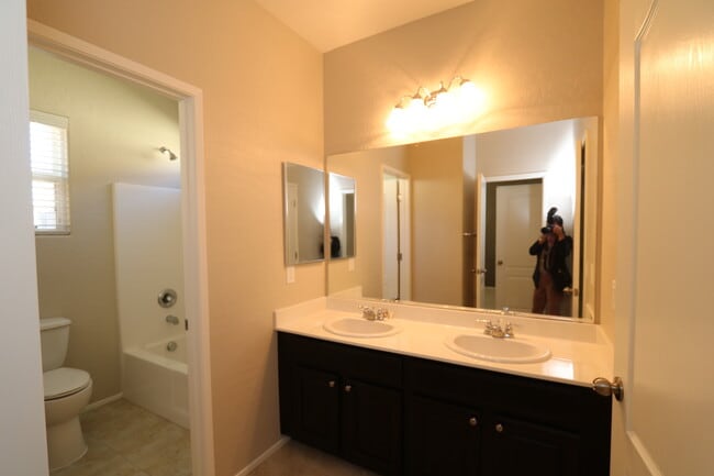 Building Photo - Lovely Home with Community Pool