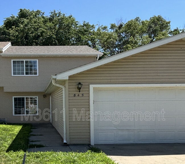 Building Photo - 845 Hanneman Dr