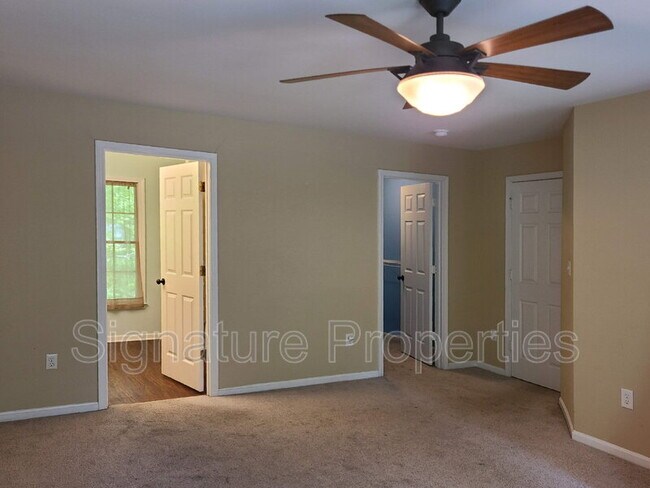Building Photo - 105 Oakwood Dr