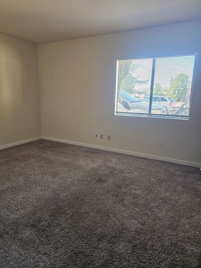 Building Photo - Amazing 2 bedroom with indoor laundry