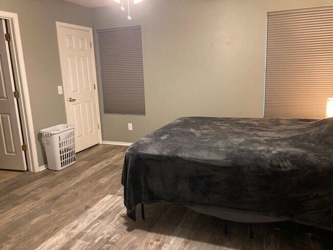 Building Photo - Northwest 3 Bedroom