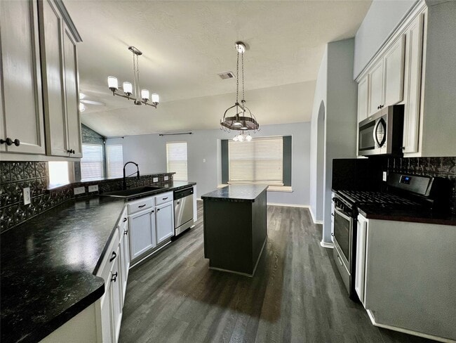 Building Photo - 3210 Blue Bonnet Dr