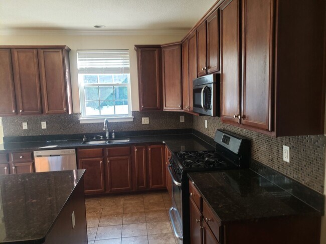 Building Photo - WOODBRIDGE POINTE