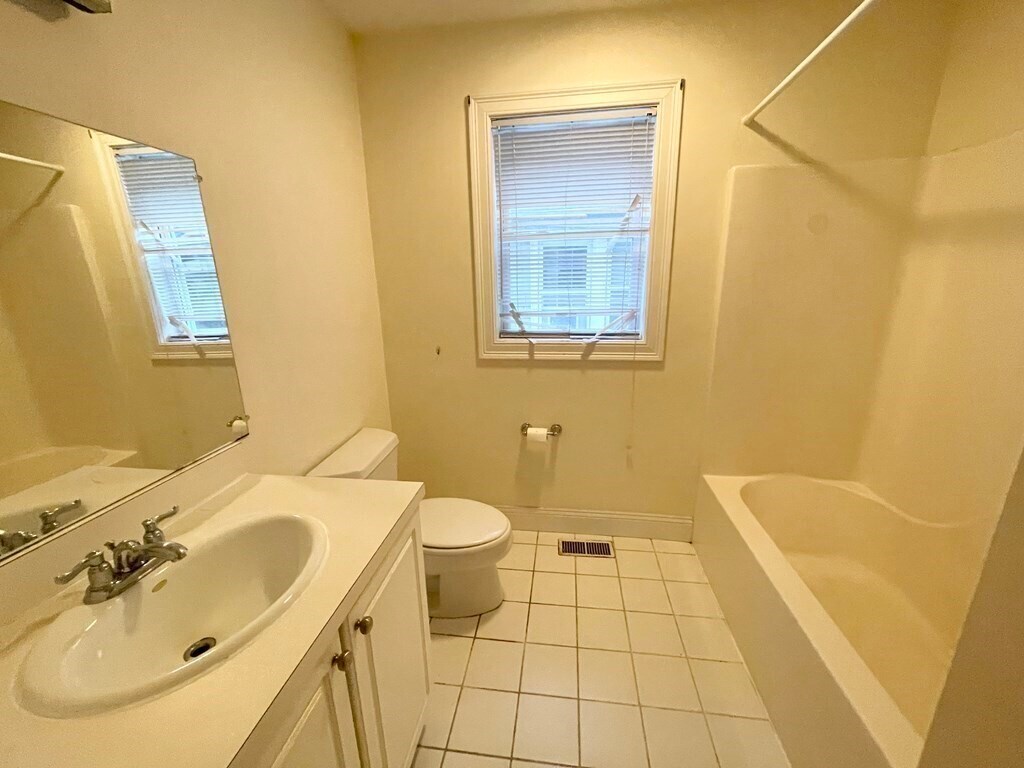 Building Photo - 128 Hillside St