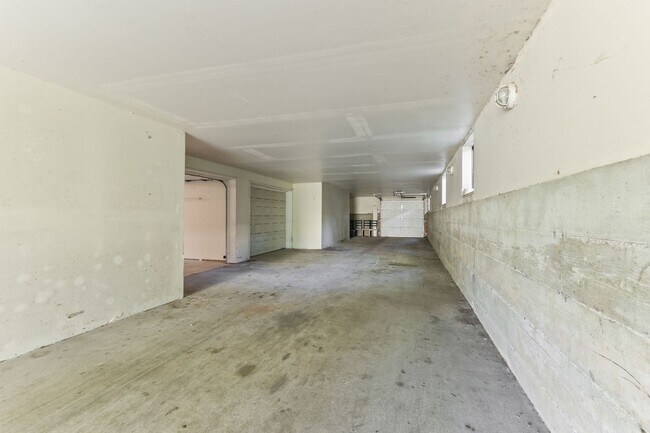 Building Photo - 2020 NE Rodney Ave