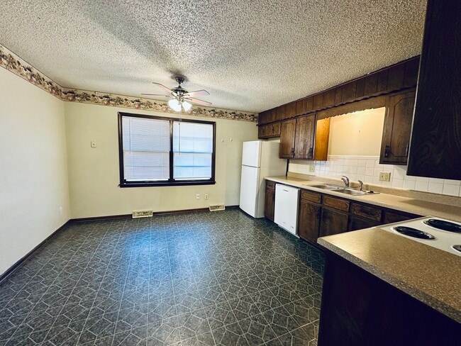 Building Photo - {1809} Spacious Duplex in Great Blue Springs Location + Finished Basement + 1 Car Garage