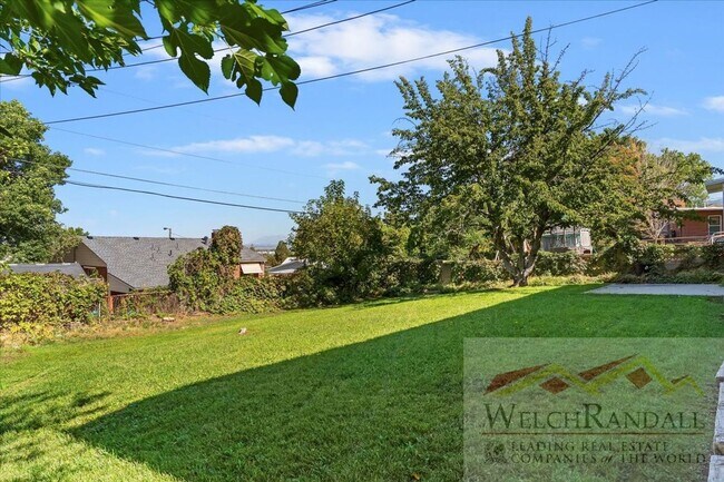 Building Photo - Your Modern, Spacious Retreat Close to Dow...