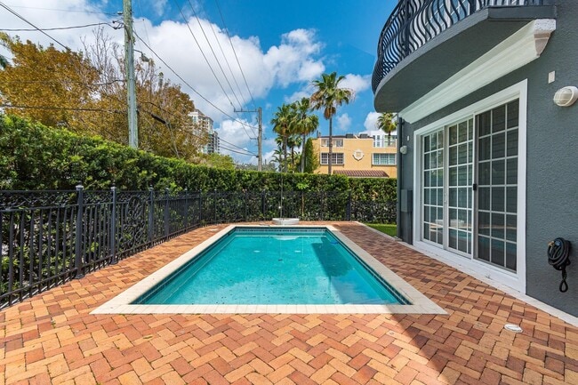 Building Photo - 486 SW 5th St