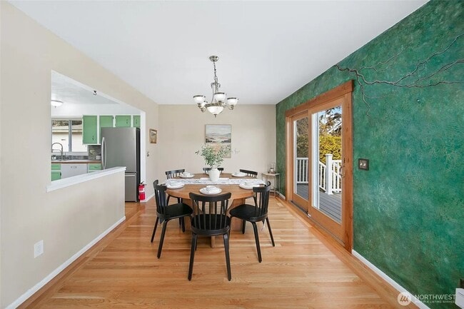 Building Photo - Luxury Home with Views, Maintained Pool and Yard. 5Bed, 3 Bath Great Location