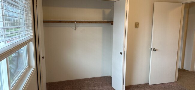 Building Photo - (905) Draper Arms Apartments - 2 Bedroom / 1 Bath