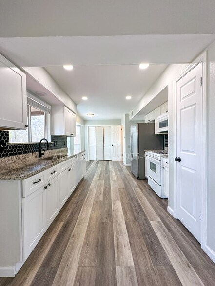 Building Photo - 6419 Chimney Nest