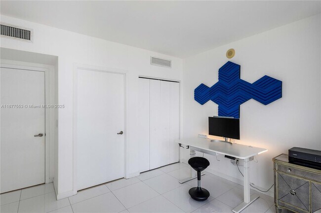 Building Photo - 475 Brickell Ave