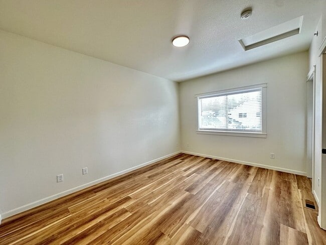 Building Photo - Cute little gated community 3 bed 2.5 bath...