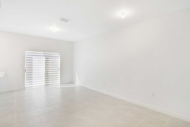 Building Photo - Brand new Townhome 3/2.5  Maximum 2 Cars