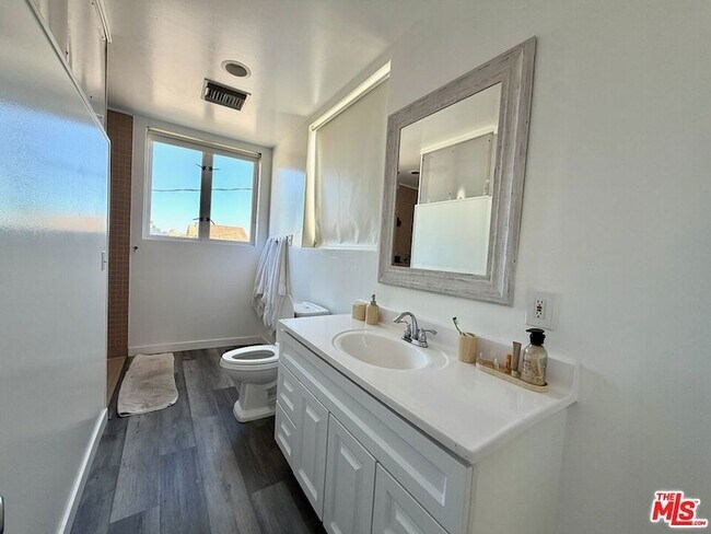 Building Photo - 46 Rose Ave