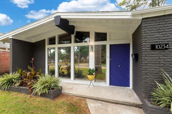 Building Photo - 10234 Hazelhurst Dr