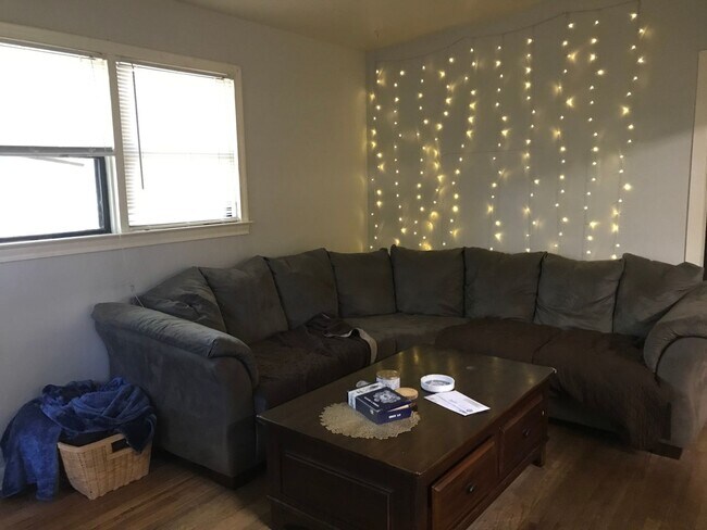 Building Photo - 3 Bed house on Sharkey St! Available NOW!