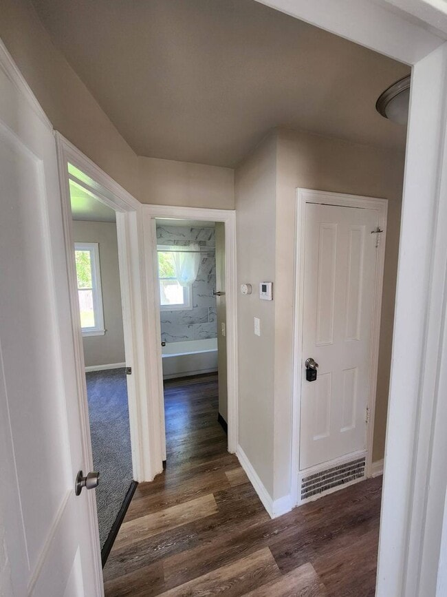 Building Photo - Charming 3-Bedroom Property in Prime Location