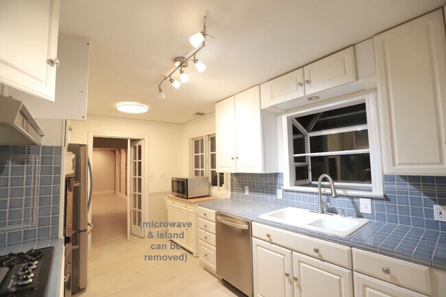 Building Photo - Santa Rosa: 3 bedroom, 2 1/2 bath Home wit...