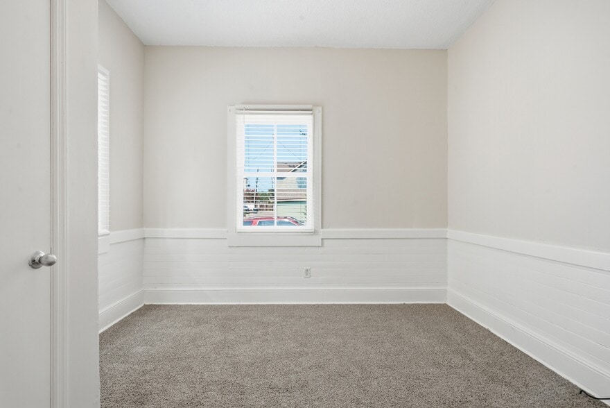 Building Photo - 520 E Hall Ln