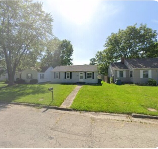 Building Photo - 2301 N Rosewood Ave