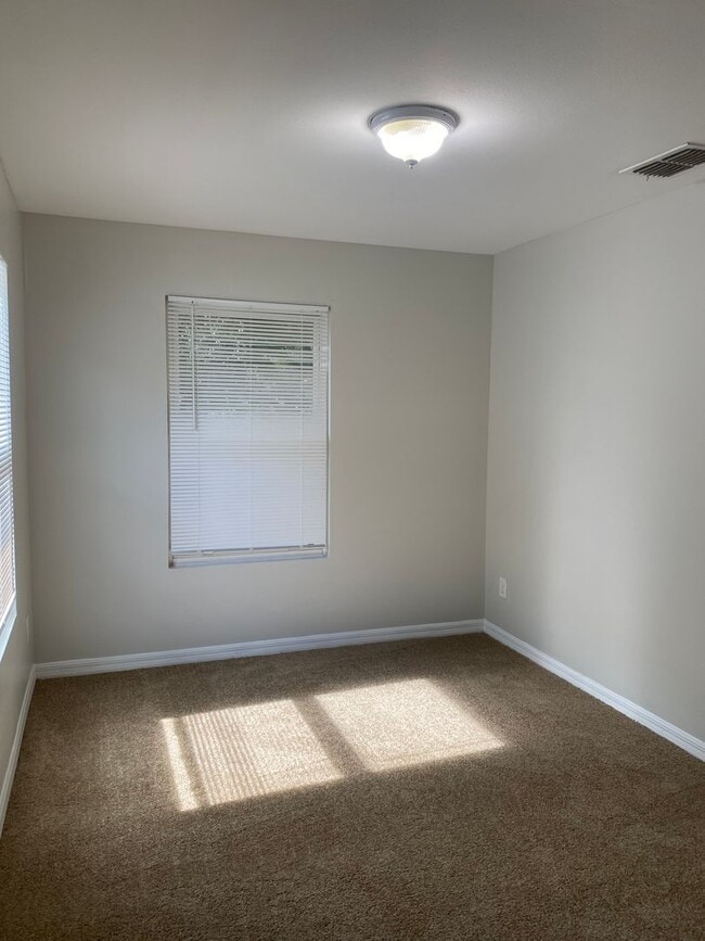 Building Photo - Spacious 2 bedroom, 2 bath duplex located ...