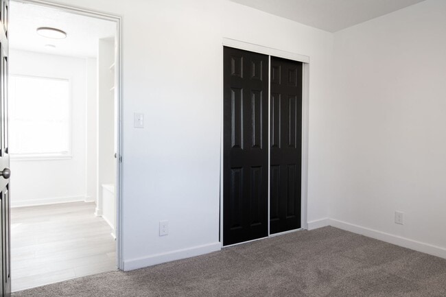 Building Photo - Newly Renovated 2BR Townhouse Midland, PA! W/ AC!