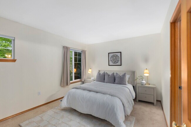 Building Photo - Beautiful End-Unit Townhome in Highland Parc | Water & Sewer Included!- AVAILABLE NOW FOR RENT!!