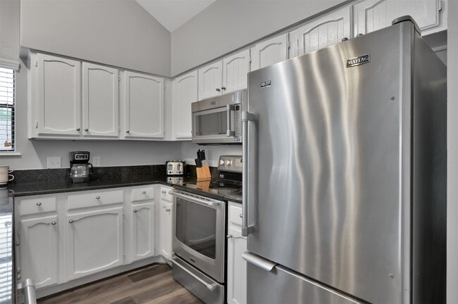 Building Photo - 124 April Point Dr N